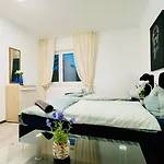 2-bedroom With 1 Living Steps From Area Apartment Klosterneuburg