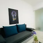 Apartment 2-bedroom With 1 Living Steps From Area