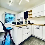 2-bedroom With 1 Living Steps From Area Daire
