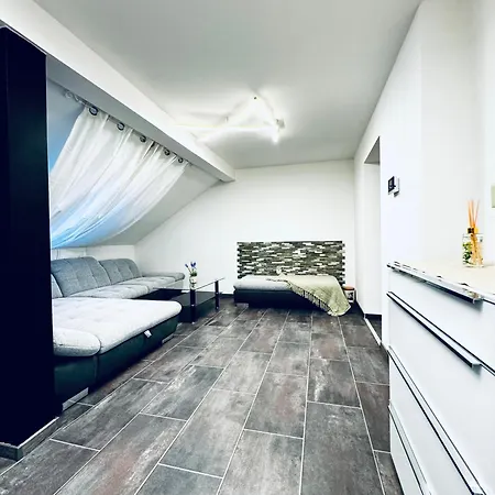 2-bedroom With 1 Living Steps From Area 克洛斯特新堡