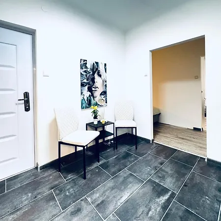 2-bedroom With 1 Living Steps From Area 公寓