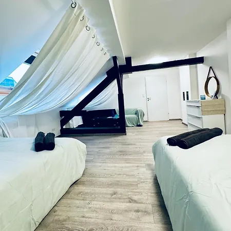 2-bedroom With 1 Living Steps From Area 公寓 *