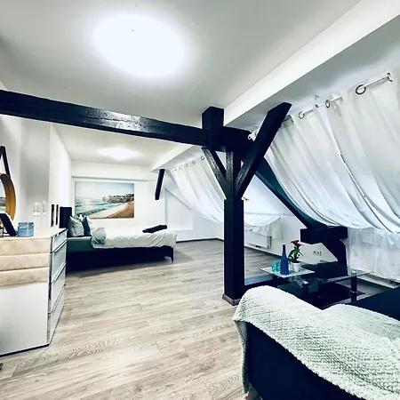 2-bedroom With 1 Living Steps From Area 아파트