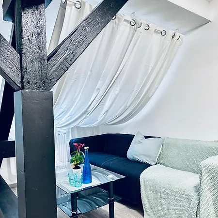 아파트 2-bedroom With 1 Living Steps From Area