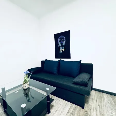 아파트 2-bedroom With 1 Living Steps From Area *