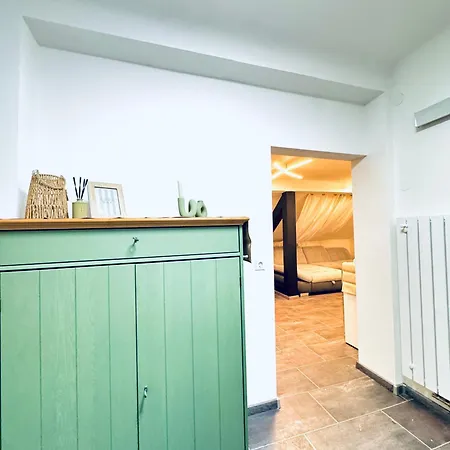 2-bedroom With 1 Living Steps From Area 아파트