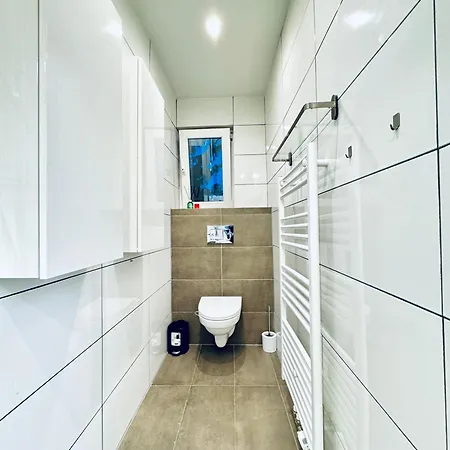 아파트 2-bedroom With 1 Living Steps From Area *