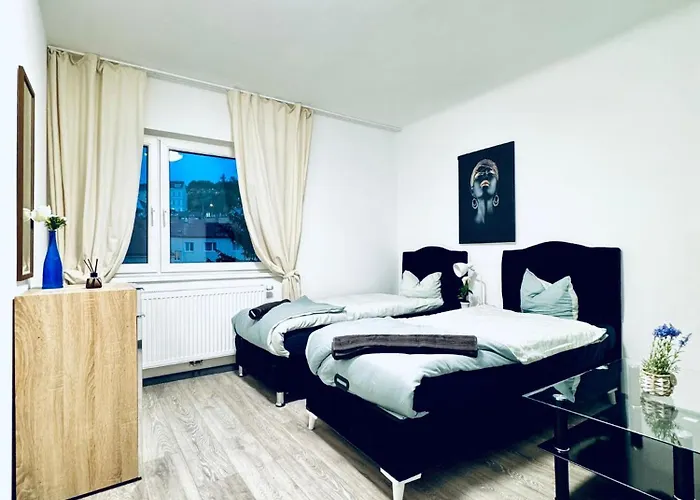 2-bedroom With 1 Living Steps From Area 公寓 *