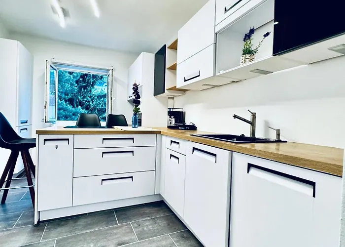 公寓 2-bedroom With 1 Living Steps From Area *