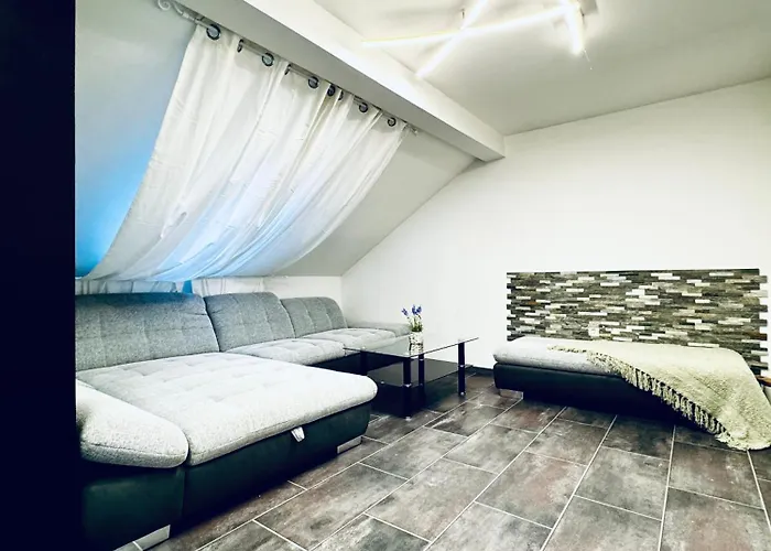 2-bedroom With 1 Living Steps From Area 公寓