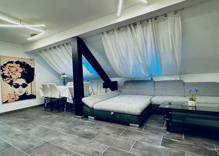 2-bedroom With 1 Living Steps From Area 公寓