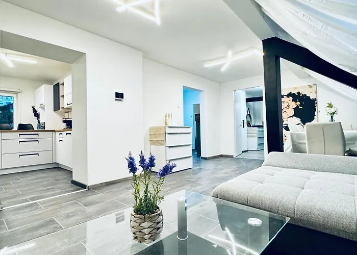 2-bedroom With 1 Living Steps From Area * 克洛斯特新堡