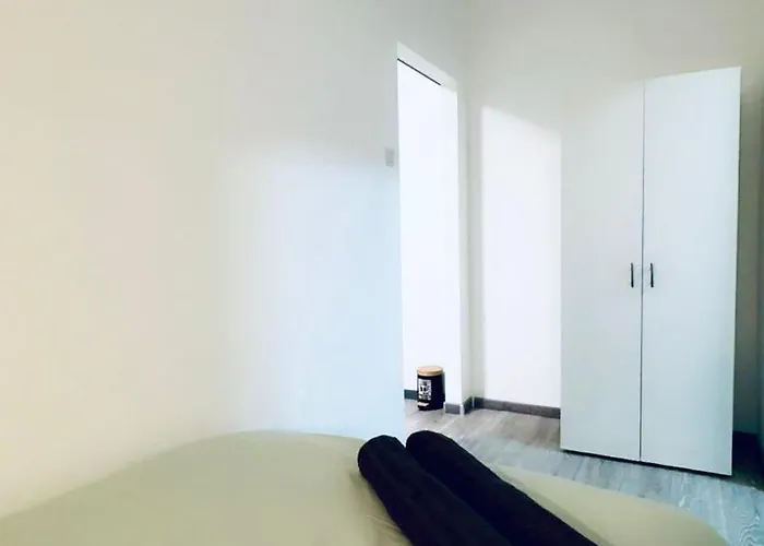 2-bedroom With 1 Living Steps From Area 公寓