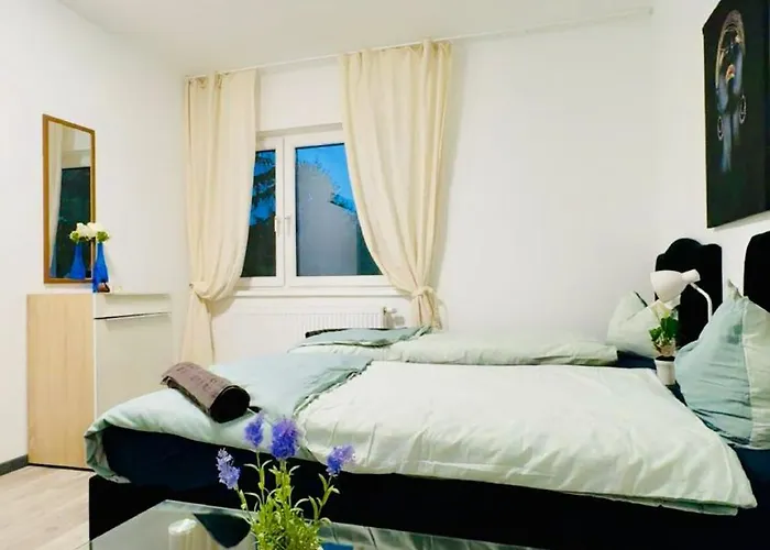 2-bedroom With 1 Living Steps From Area 公寓 *