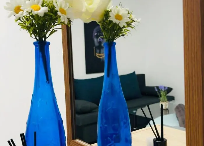 公寓 2-bedroom With 1 Living Steps From Area