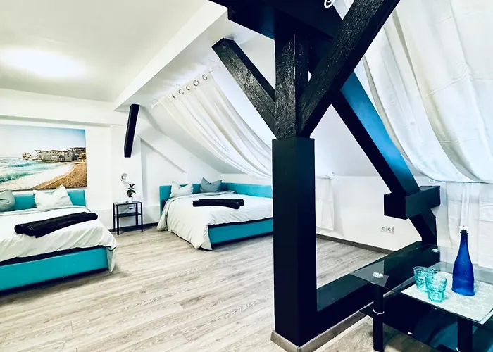 2-bedroom With 1 Living Steps From Area 公寓