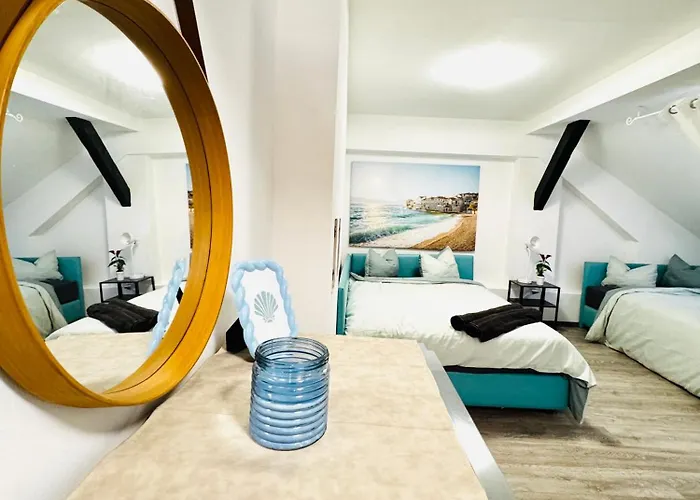 2-bedroom With 1 Living Steps From Area 公寓