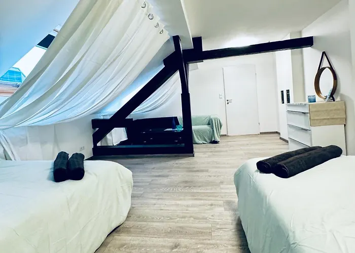 2-bedroom With 1 Living Steps From Area 公寓 *